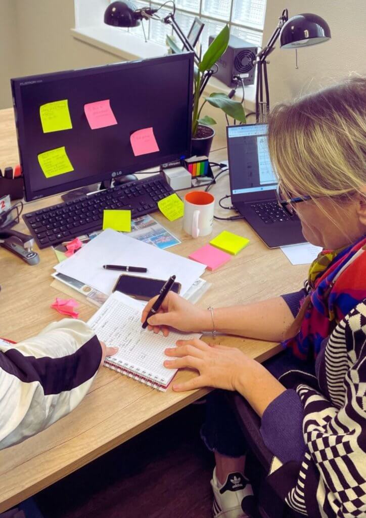 Marketeuse en plein travail